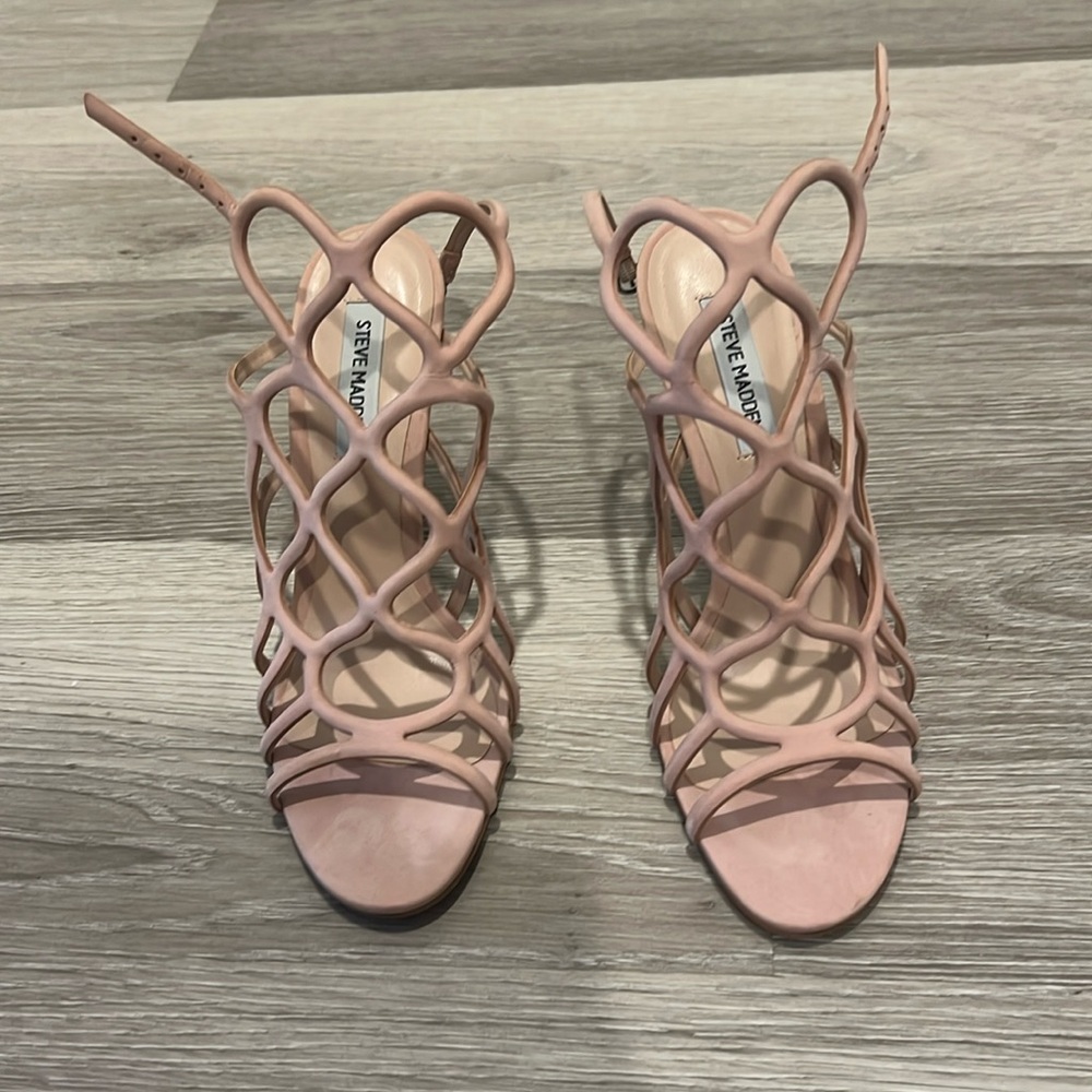Like New Steve Madden 4” heels in light pink champagne color size 8.5